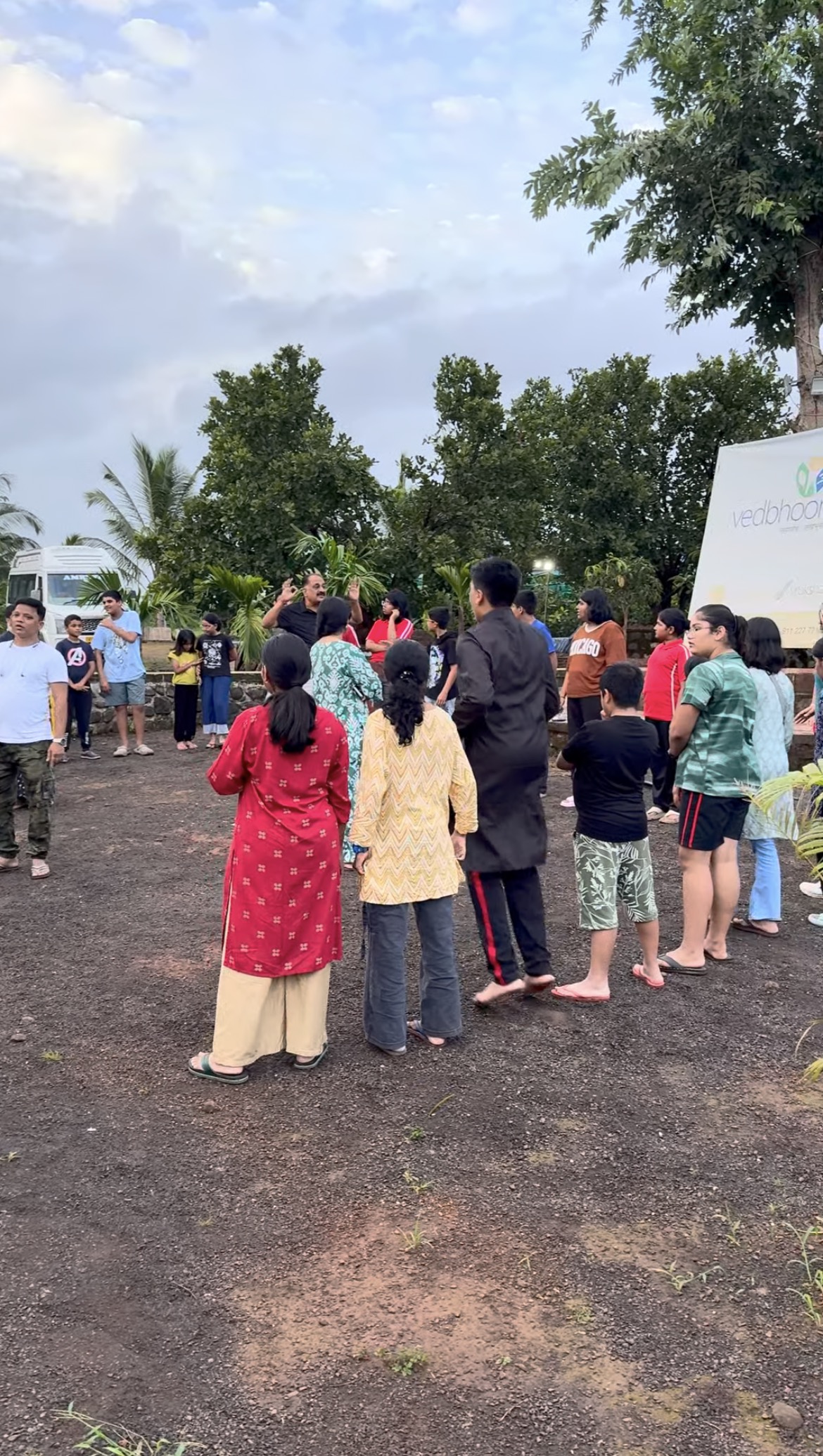 School kids arriving at Mitraay Resort, Vedbhoomi Eco Village